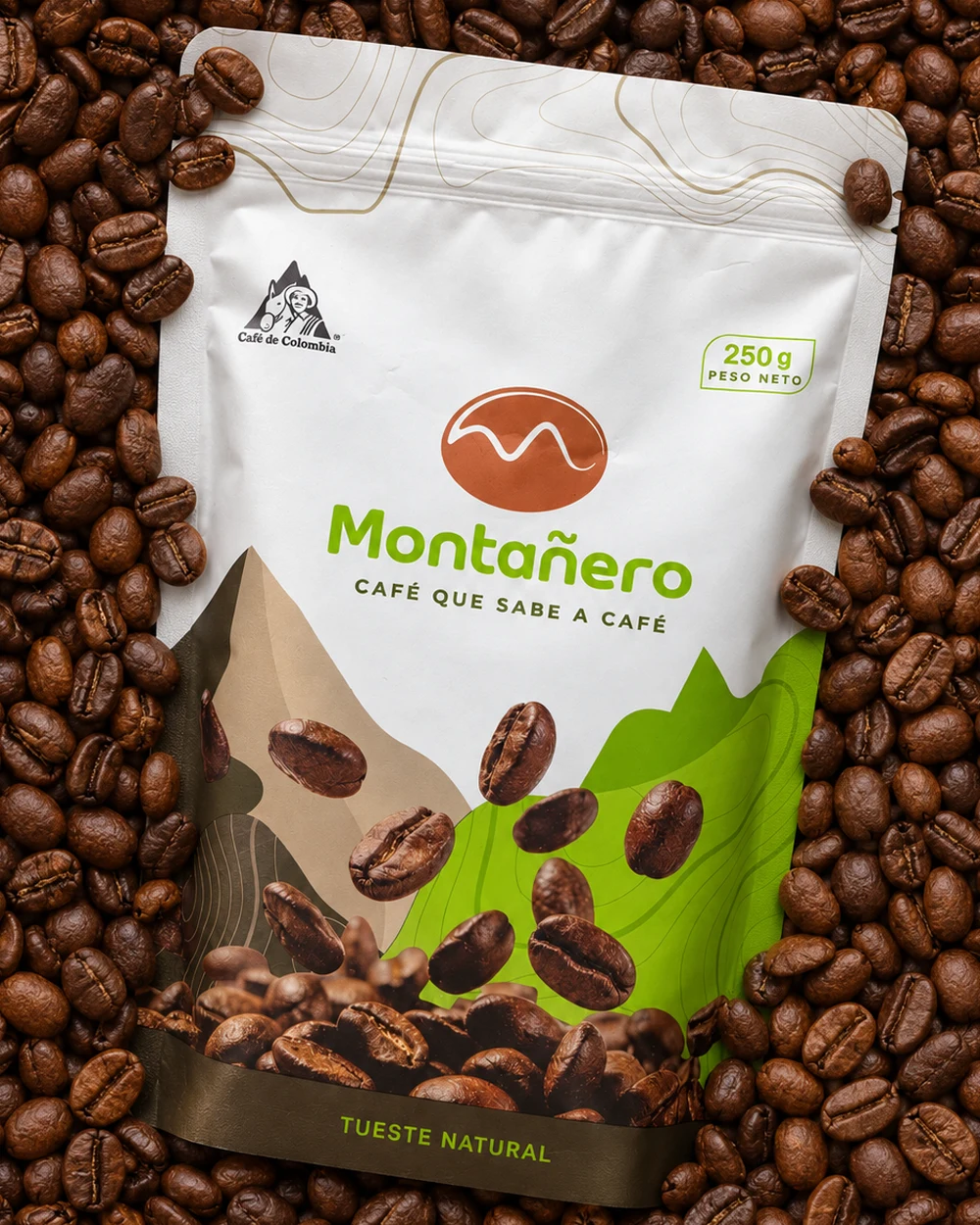La bolsa de Café Montañero sobre granos de café tostado