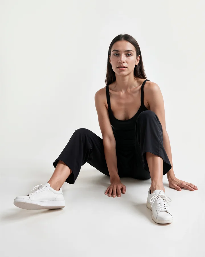 Ejemplo de foto de catálogo creada con IA: top y pantalón negros