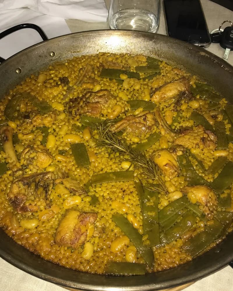 Un plato fotografiado con el móvil, con flash y mala luz