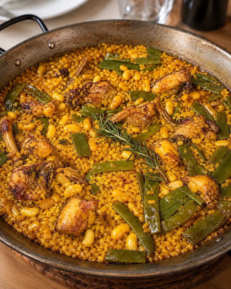 El mismo plato, con iluminación y presentación de carta